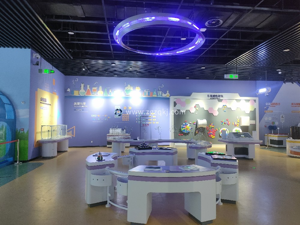 你知道莫比烏斯帶嗎？在它上面的任意一點(diǎn)可以不越過邊界到達(dá)莫比烏斯帶上的其他任意一點(diǎn)是什么原理呢？